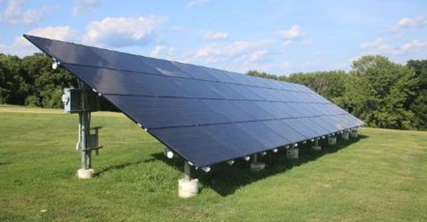https://upload.wikimedia.org/wikipedia/commons/thumb/9/95/Ground_mounted_solar_panels.gk.jpg/640px-Ground_mounted_solar_panels.gk.jpg
